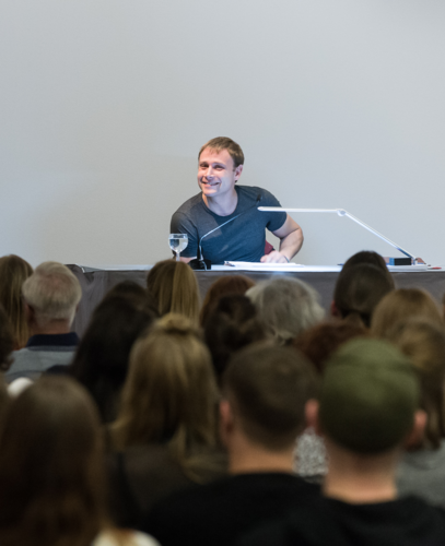 Lesung mit Schauspieler Max Riemelt aus "Auguste Bolte" von Kurt Schwitters, 4.11.2016, Foto: Harry Schnitger Lesung mit Schauspieler Max Riemelt aus "Auguste Bolte" von Kurt Schwitters, 4.11.2016, Foto: Harry Schnitger