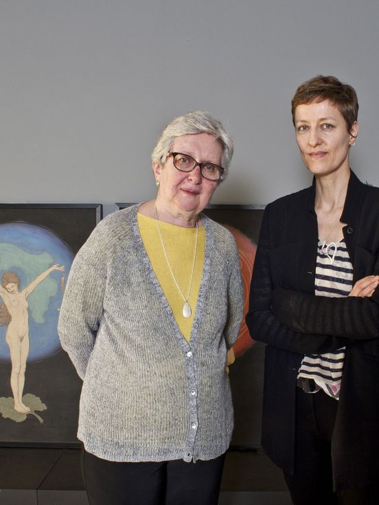 Rayna Patton, Enkelin von Richard Neuhäuser (Auftraggeber der Gemälde) und Dr. Stefanie Heckmann, Leiterin Sammlung Bildende Kunst Berlinische Galerie, vor dem Zyklus "Tempeltanz der Seele" von Fidus (Hugo Höppener), © Foto: Ralf Herzig, © Fidus, VG BILD-KUNST Bonn, 2017