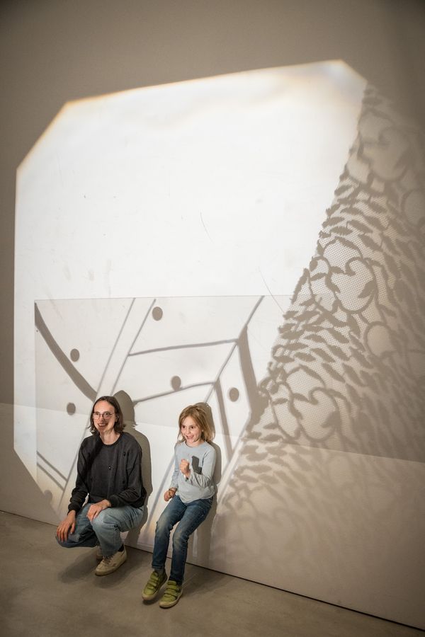 Foto während des Workshops, auf dem zwei Personen im Licht des overhead Projektors sitzen