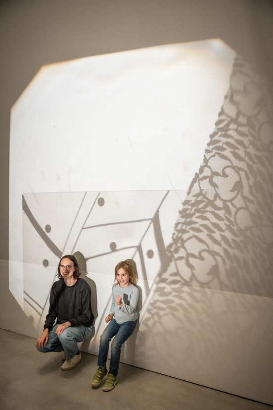 Foto während des Workshops, auf dem zwei Personen im Licht des overhead Projektors sitzen