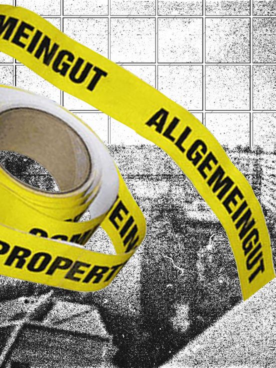 Collage: In schwarz-weißem Druck sind Gebäudeteile des Kotti (Kottbusser Tor) und Fliesen zu sehen. Der Vordergrund zeigt eine leuchtend gelbe Kleberolle mit der Aufschrift „Allgemeingut / Common Property“.