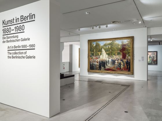 Ausstellungsansicht „Kunst in Berlin 1880—1980“, Foto: © Roman März (abgebildetes Werk: Anton von Werner, Enthüllung des Richard-Wagner-Denkmals im Tiergarten, 1908)