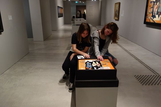 Foto: Zwei kinder betasten ein Tastmodell im Ausstellungsraum.