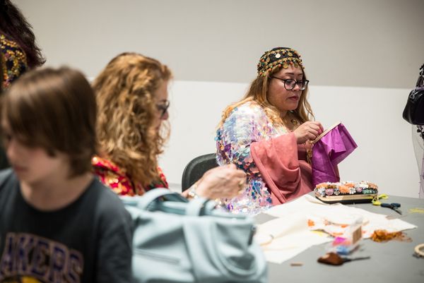 Frauen beim Nähen im Museum