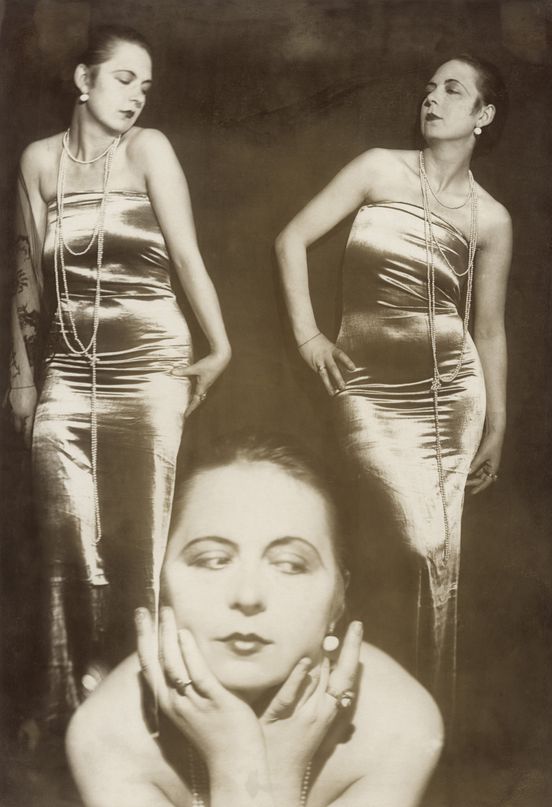 Sepia-Fotografie: Die Fotografie zeigt die Künstlerin in drei verschiedenen Posen. Sie trägt ein elegantes Kleid aus Satin und eine lange Perlenkette.