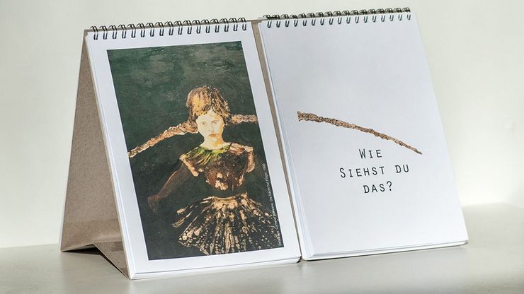 Foto: Zweiteiliger Tischkalender. Auf der linken Seite die Abblidung des Gemäldes von einem Kind mit langen Zöpfen. Auf der rechten Seite die Aufschrift: "Wie siehst du das?"