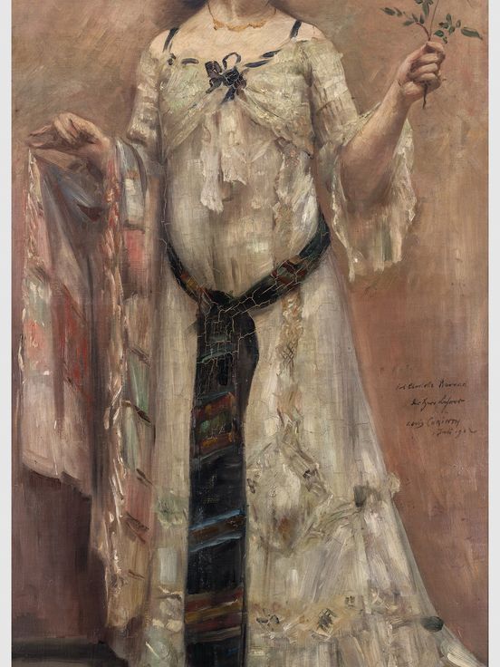 Gemälde einer Frau in einem weißen Kleid, die eine kleine Zweigspitze in der rechten Hand hält. Sie hat dunkles, zurückgebundenes Haar, trägt eine zarte Halskette und blickt mit einem leichten Lächeln zur Seite. Das Kleid ist verziert mit bunten Stoffdetails und einem dunklen Gürtel. Der Hintergrund ist in warmen, erdigen Tönen gehalten.