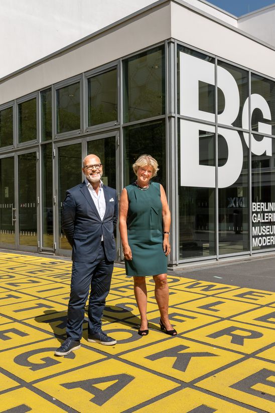 Thomas Köhler, Direktor der Berlinischen Galerie und Monika Grütters, Kulturstaatsministerin stehen nebeneinander vor der Berlinischen Galerie