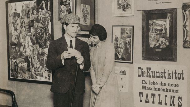 Schwarz-Weiß Fotografie von Raoul Hausmann und Hannah Höch vor ihren Werken Fotografie in Berlin 1920