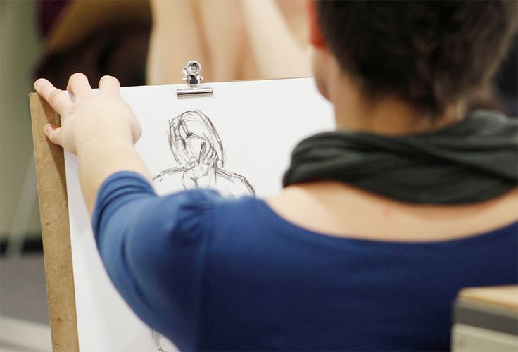 Aktzeichnen in der Berlinischen Galerie, Foto: © Nina Strassguetl Foto: Person hält ein Klemmbrett und zeichnet eine Figur auf Papier.
