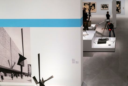 Foto: Blick von schräg oben in den Ausstellungsraum von „Hans Uhlmann“.