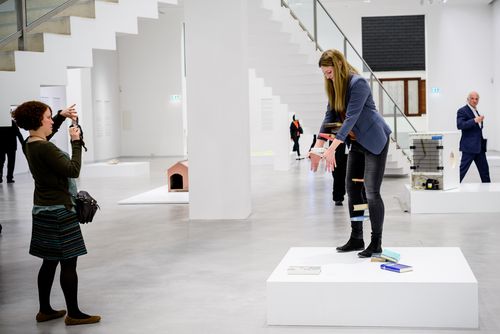 Preview der Ausstellung "Erwin Wurm. Bei Mutti" für Freund*innen der Berlinischen Galerie aus dem Förderverein, 13.4.2016, Foto: Hannes Wiedemann Preview der Ausstellung "Erwin Wurm. Bei Mutti" für Freund*innen der Berlinischen Galerie aus dem Förderverein, 13.4.2016, Foto: Hannes Wiedemann