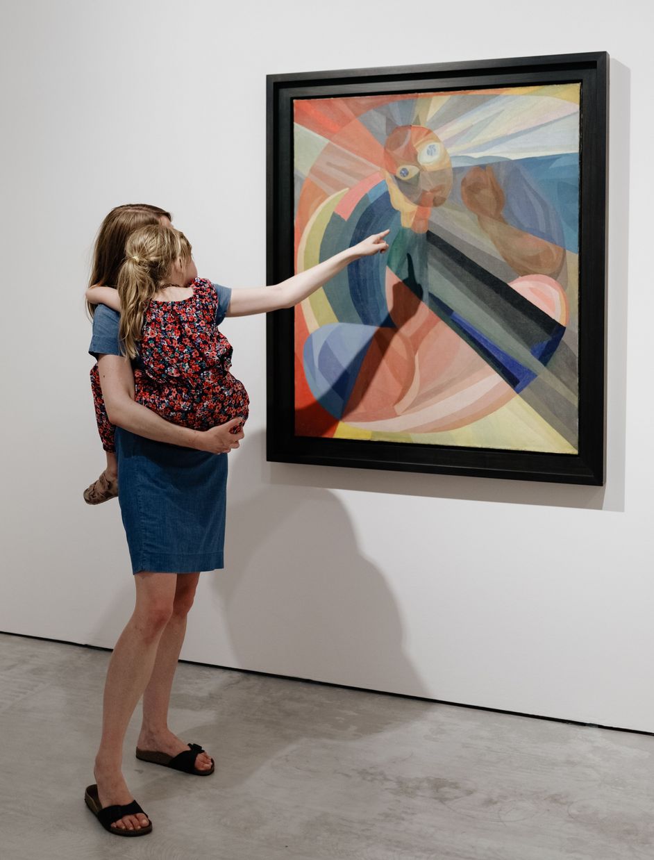 Frau mit Kind auf dem Arm im Museum