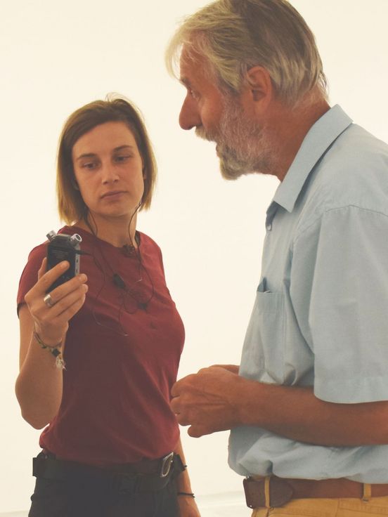 Foto: Interview zwischen drei Personen im Ausstellungsraum