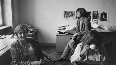 In den Redaktionsräumen der „Sibylle“, in der Mitte Claudia Engelbrecht