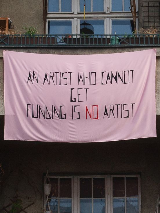 Vlad Brăteanu , „an artist who cannot get funding is no artist“, public intervention on Dudenstrasse 15, Berlin, June 2021, after Mladen Stilinović and Anca Benera and Arnold Estefan, 2021, acrylic on artificial silk, 153 x 253 cm