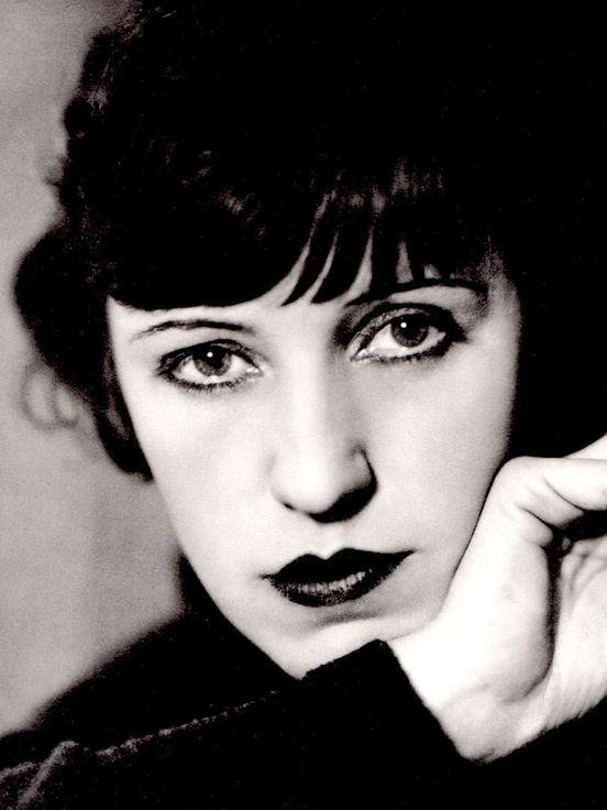 Black and white photo: Lotte Jacobi, Lotte Lenya during a rehearsal for "Dreigroschenoper" Berlin 1928