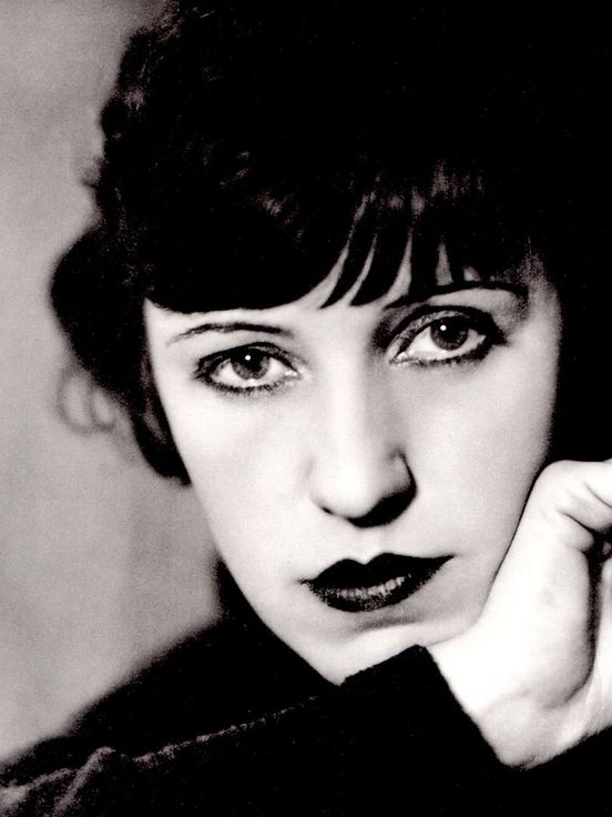 Black and white photo: Lotte Jacobi, Lotte Lenya during a rehearsal for "Dreigroschenoper" Berlin 1928