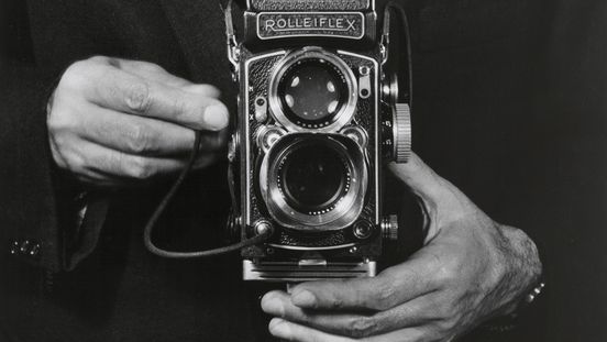 Fritz Eschen, Selbstporträt mit Rolleiflex, um 1960, © Berlinische Galerie