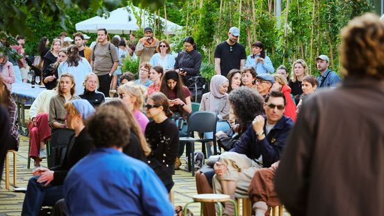 Foto: Blick auf viele Menschen, die auf dem Vorplatz der Berlinischen Galerie sitzen oder stehen.