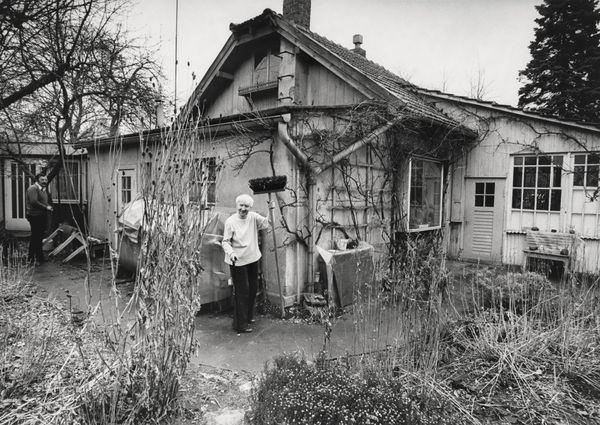 Stefan Moses, Ohne Titel (Hannah Höch vor ihrem Haus in Berlin-Heiligensee), 1975