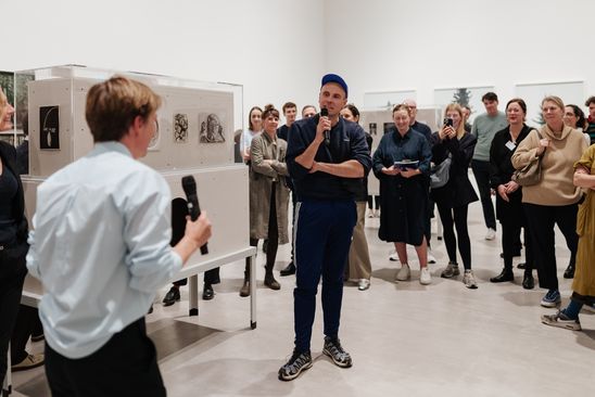 Katia Reich, Leiterin Fotografische Sammlung und Kuratorin der Ausstellung, und Andrzej Steinbach, Künstler