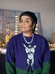 Photo: Portrait of the artist in front of a slightly blurred skyline.
