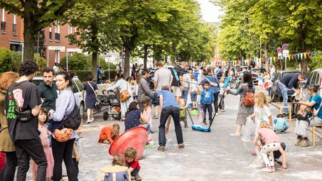Viele Menschen auf der Spielstraße