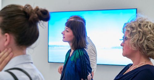 Art After Work von Jung und Artig (den jungen Freunden der Berlinischen Galerie) zur Ausstellung "realities:united. Fazit", 17.7.2019, Foto: Dovilė Aleksaitė Art After Work von Jung und Artig (den jungen Freunden der Berlinischen Galerie) zur Ausstellung "realities:united. Fazit", 17.7.2019, Foto: Dovilė Aleksaitė