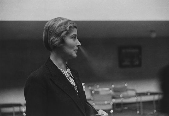 Erich Salomon, Die Journalistin Luise Haakmann im Foyer des Völkerbundpalastes in Genf, um 1935, © Urheberrechte am Werk erloschen