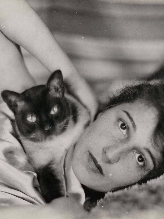 Umbo, Ohne Titel (Ruth Landshoff mit Katze), 1928, © Phyllis Umbehr/Galerie Kicken Berlin/VG Bild-Kunst, Bonn 2020