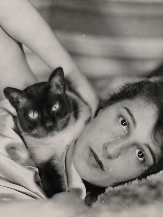 Umbo, Ohne Titel (Ruth Landshoff mit Katze), 1928, © Phyllis Umbehr/Galerie Kicken Berlin/VG Bild-Kunst, Bonn 2020