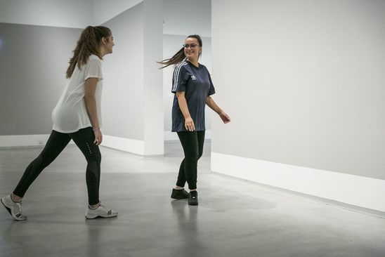 Foto: zwei Jugendliche laufen durch den Ausstellungsraum