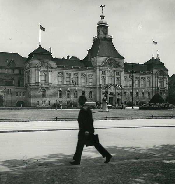 Schwarz-Weiß-Fotografie: Gebäudefassade der Hochschule für Bildende Künste Berlin, davor Straße mit Passant