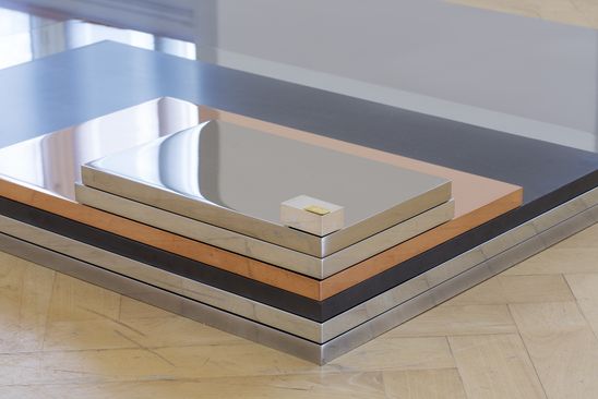 Installation von Alicja Kwade, unterschiedliche Metalle, 14,5 x 183,5 x 113,4 cm