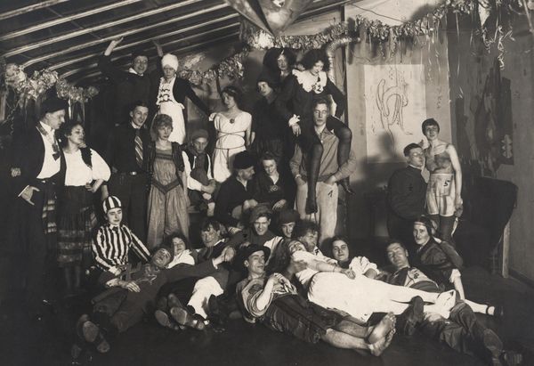 Unbekannt*er Fotograf*in, Ohne Titel (Fest im Atelier Wilhelm Repsold und Lu Märtens, Berlin-Südende),1921