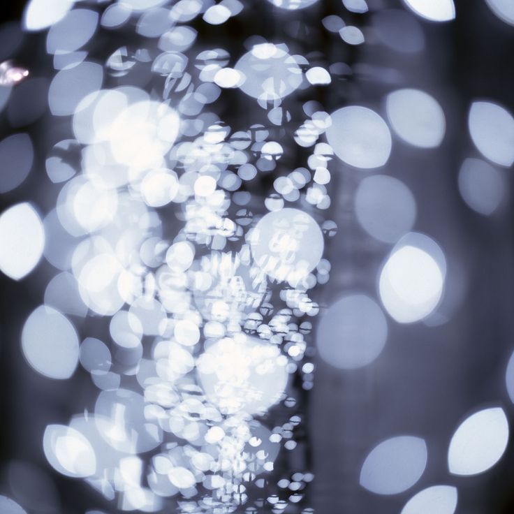 Fotografie: Weiß-gräuliche Lichtreflexe auf dunkelblauem Untergrund