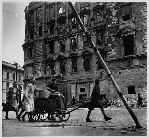 Photograph by Robert Capa, Gelatin silver paper, 27 x 29,2 cm