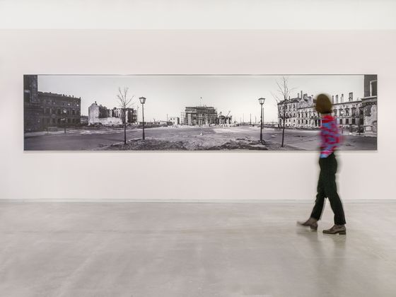 Ausstellungsansicht „Kunst in Berlin 1880—1980“, Foto: © Roman März (abgebildetes Werk: Arwed Messmer, Fritz Tiedemann, Pariser Platz, 21. April 1951, © Erbengemeinschaft Tiedemann/ Messmer)