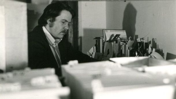 Werner J. Schweiger in seinem Arbeitszimmer, 1979. Foto: Roland Werba.
