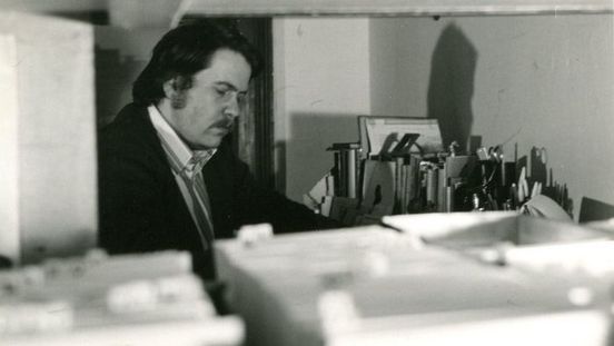 Werner J. Schweiger in seinem Arbeitszimmer, 1979. Foto: Roland Werba.