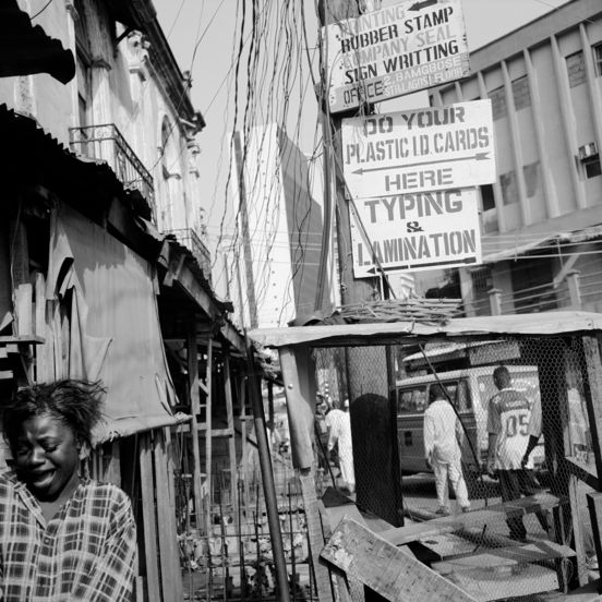 Schwarz-Weiß Fotografie: Akinbode Akinbiyi, Lagos Island, Lagos, 2004