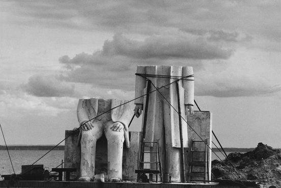 Sibylle Bergemann, Das Denkmal, Gummlin, Usedom, Mai 1984