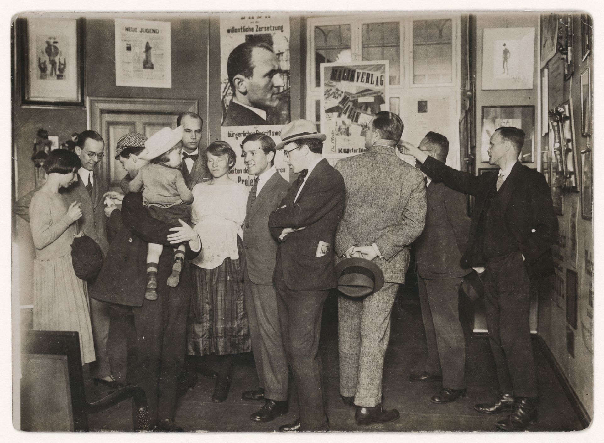 Fotografie der 1. Internationalen Dada-Messe in Berlin 1920
