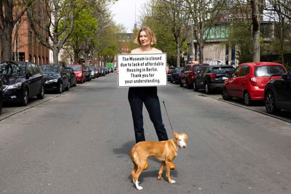Thank you for your understanding, An artistic Intervention by Cem A., Berlinische Galerie, 2023, Foto: © Victoria Tomaschko Thank you for your understanding, An artistic Intervention by Cem A., Berlinische Galerie, 2023, Foto: © Victoria Tomaschko