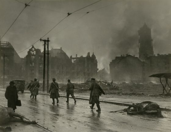 Georgij Petrussow, Auf einer Straße in Berlin am 1. Mai 1945, 1. Mai 1945