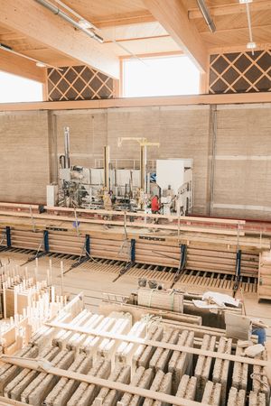 Photo: Mechanical filling of the moulds and tamping