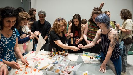 Menschen beim Näh- und Stickworkshop
