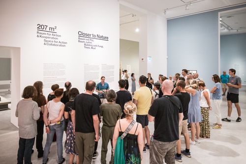 Impressions of the Long Night of Museums 2024 Photo: A large group of people stand in an exhibition space as part of a guided tour.