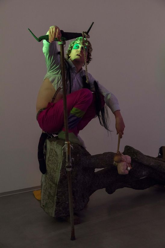 Lars Eidinger in der Ausstellung "John Bock. Im Moloch der Wesenspräsenz", 2017, Foto: Timo Ohler